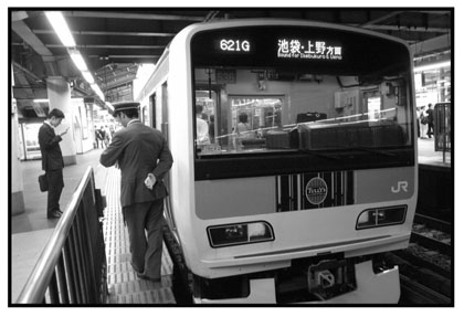 フレイ マティアス「新宿駅、朝から夜まで」